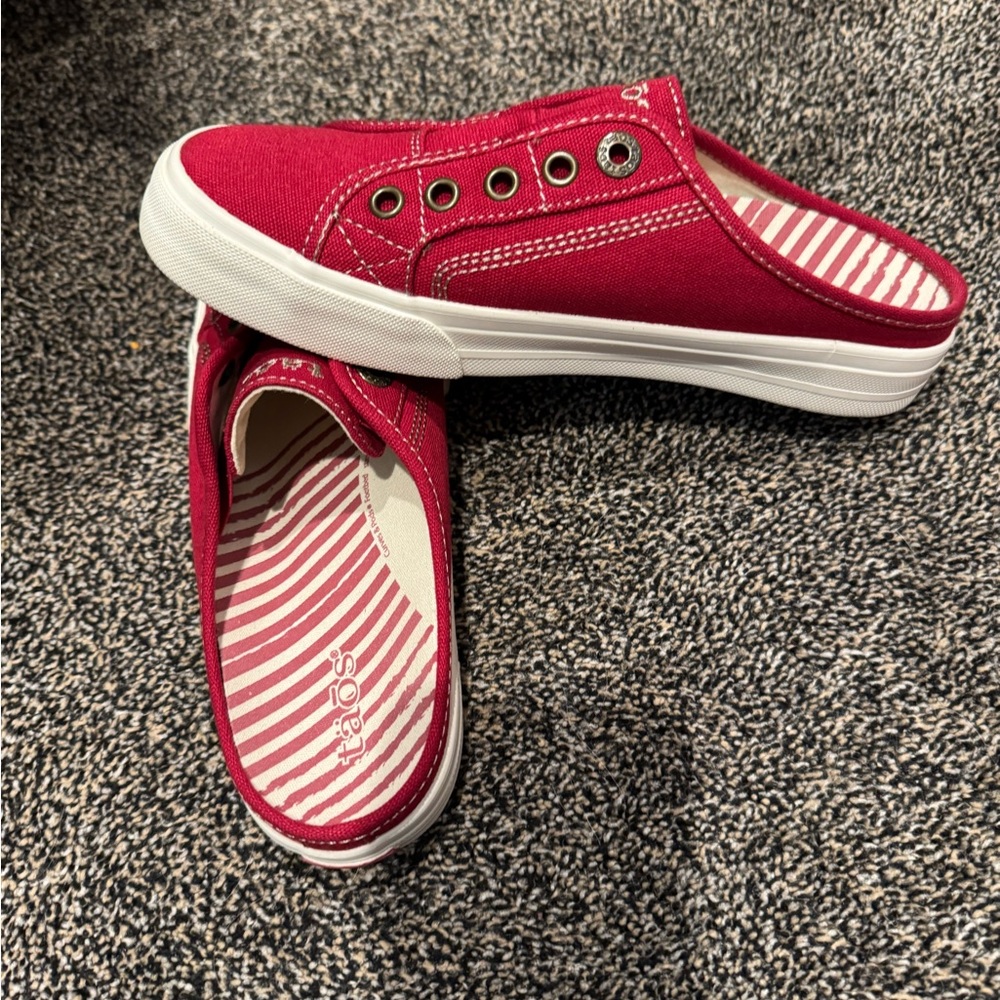 NEW w/o Box Taos Red slide on sneakers size 7